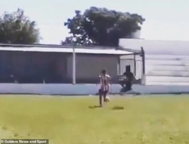 Τον έστειλε νοσοκομείο! Δολοφονική παρέμβαση σε αγώνα ποδοσφαίρου